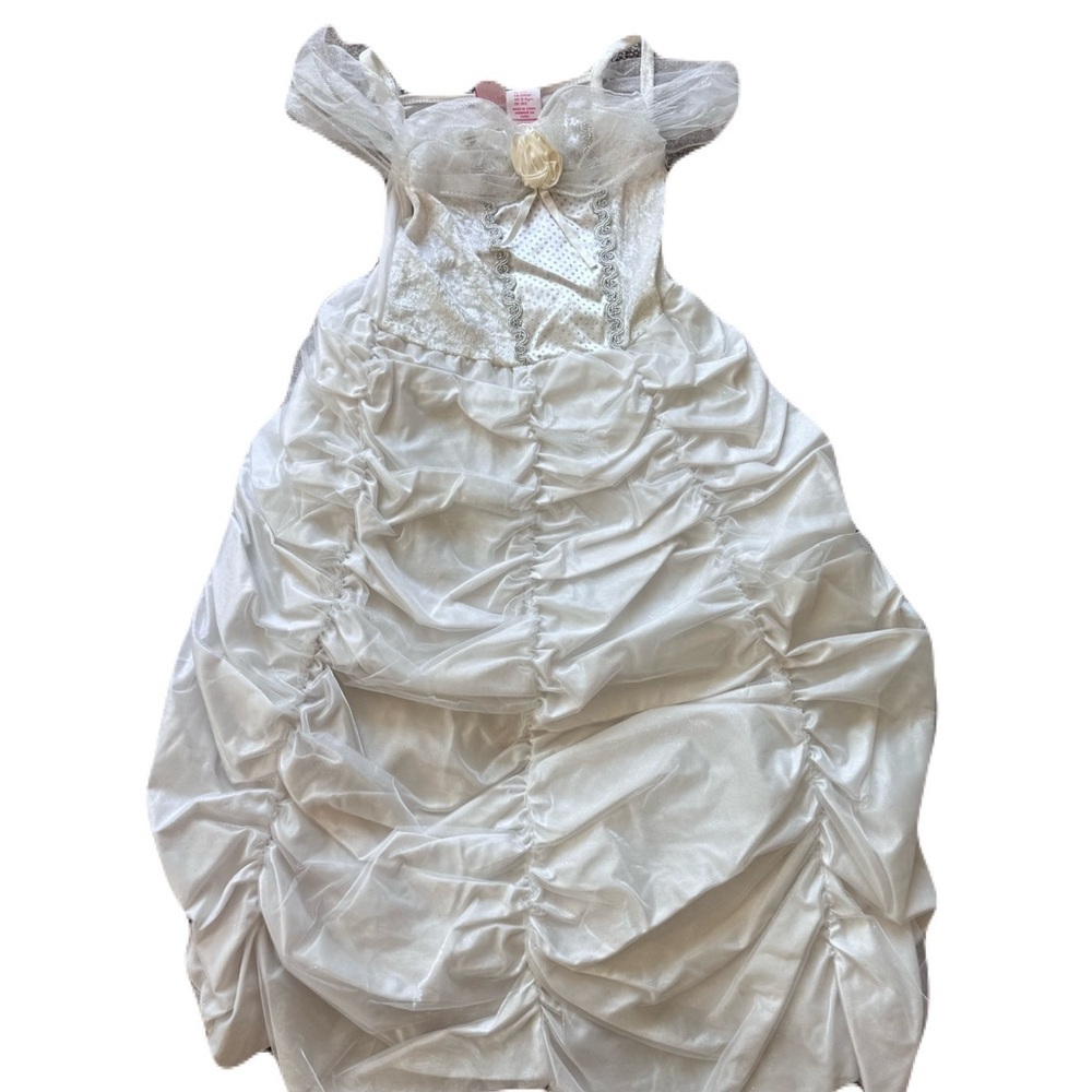 White Halloween Costume with Voluminous Skirt and Off-Shoulder Design